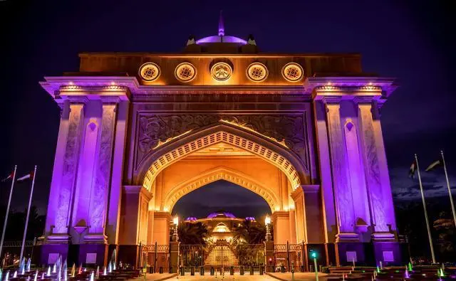 阿聯(lián)酋阿布扎比皇宮酒店設(shè)計(jì)極其豪華，耗資30億美元